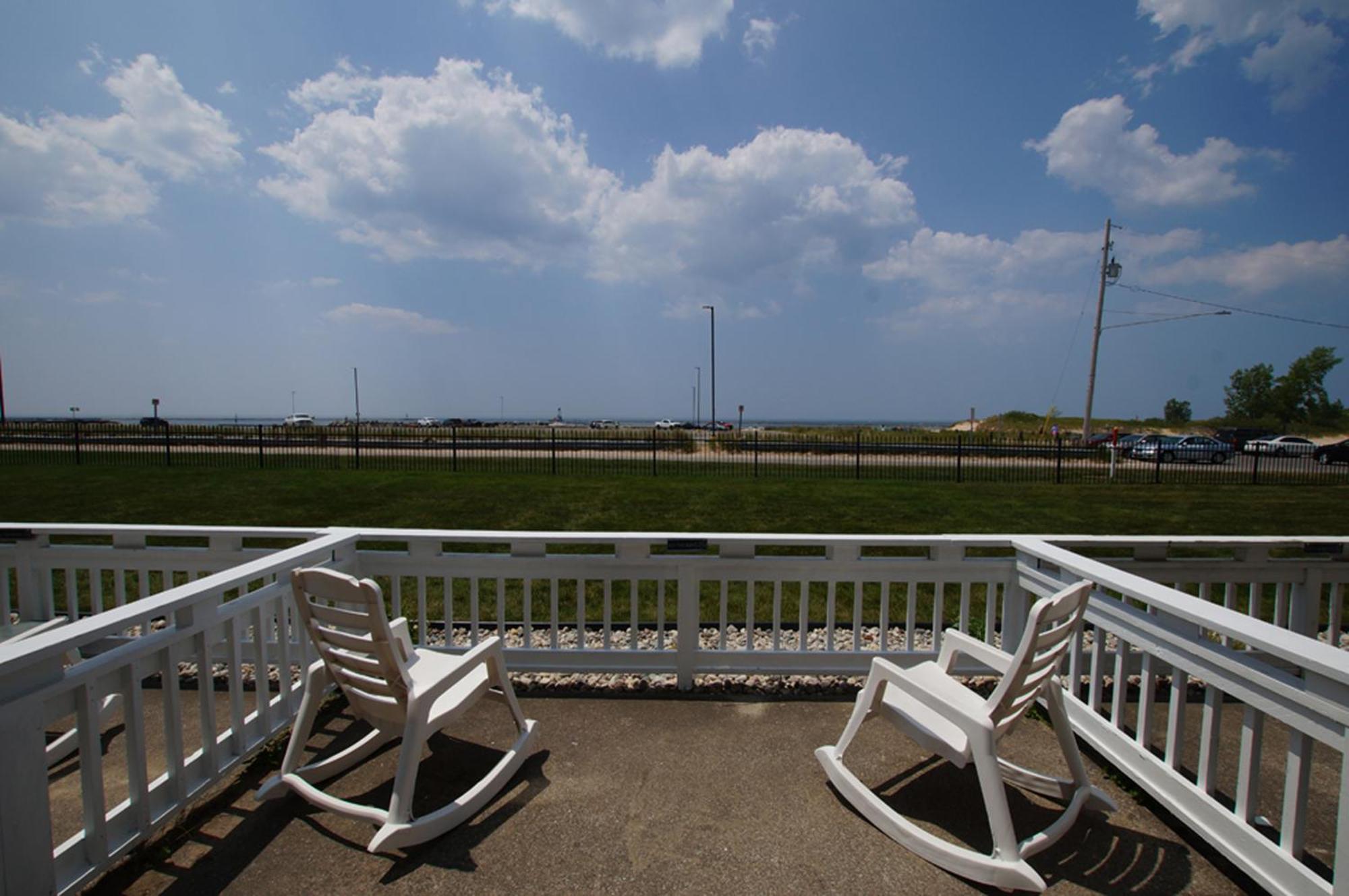 Snyders Shoreline Inn Ludington Ngoại thất bức ảnh