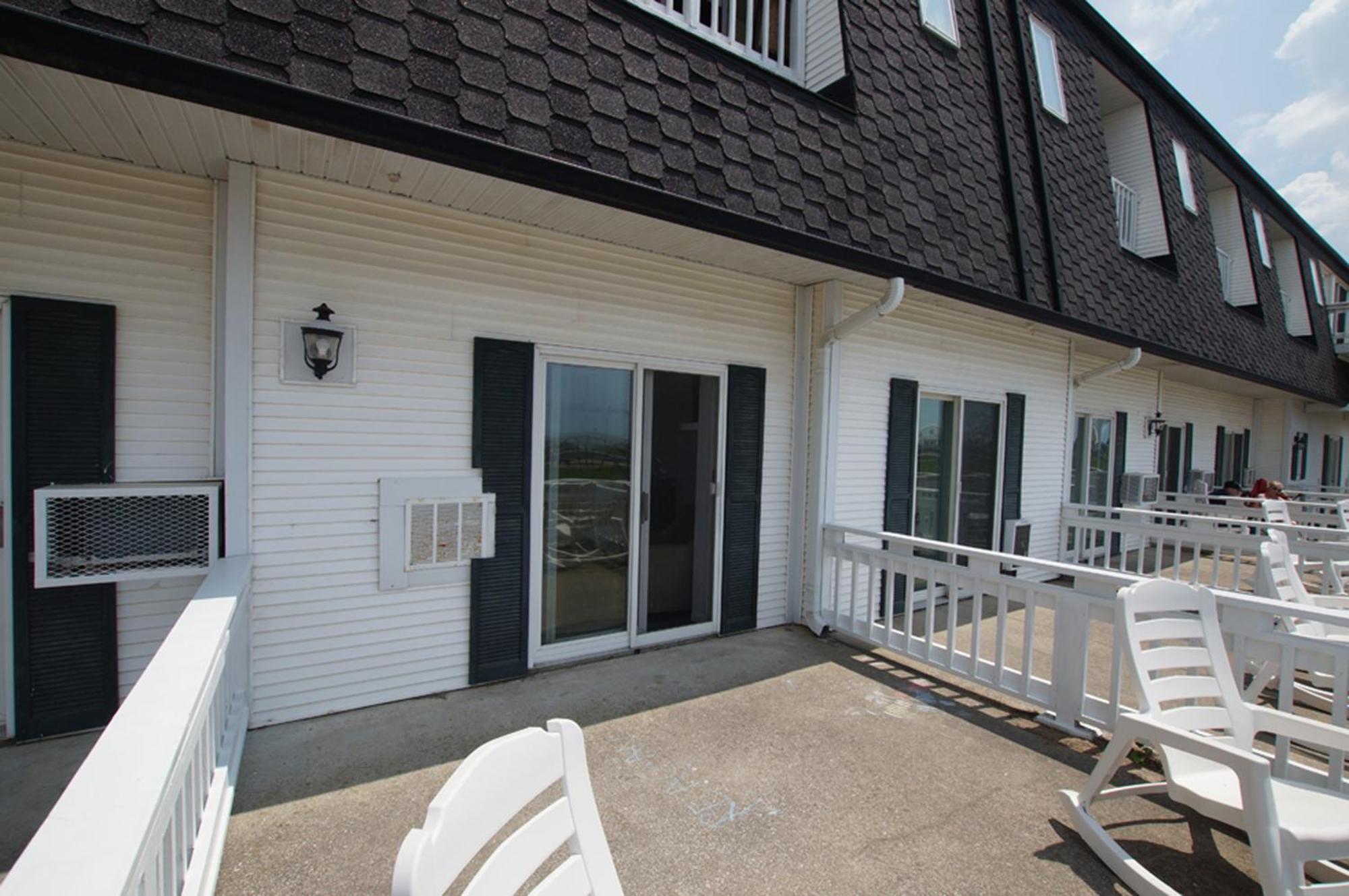 Snyders Shoreline Inn Ludington Ngoại thất bức ảnh