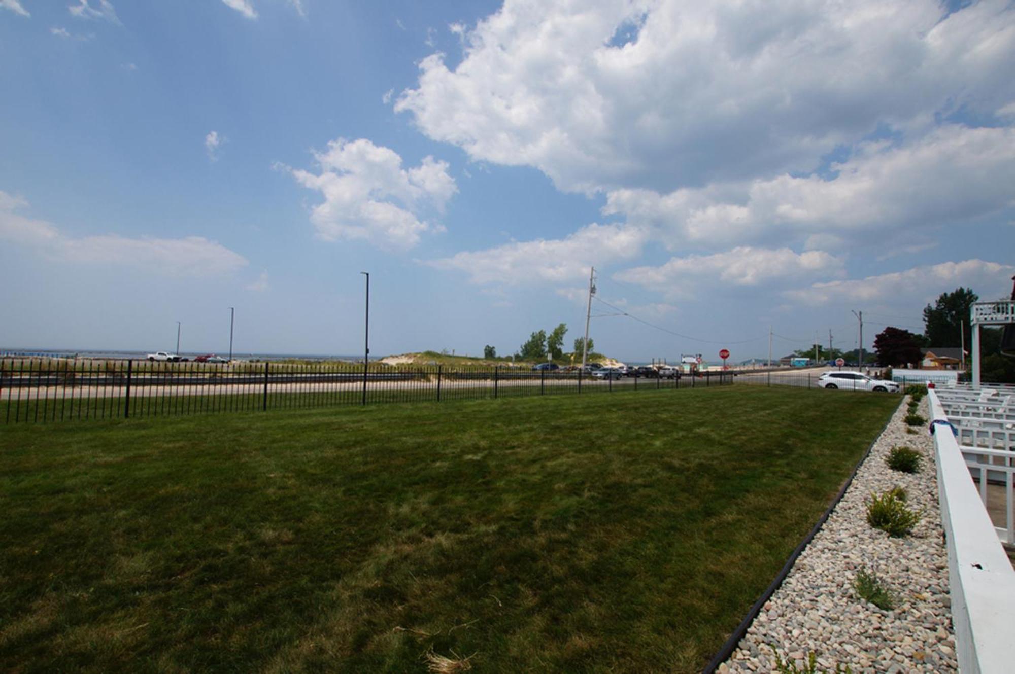 Snyders Shoreline Inn Ludington Ngoại thất bức ảnh