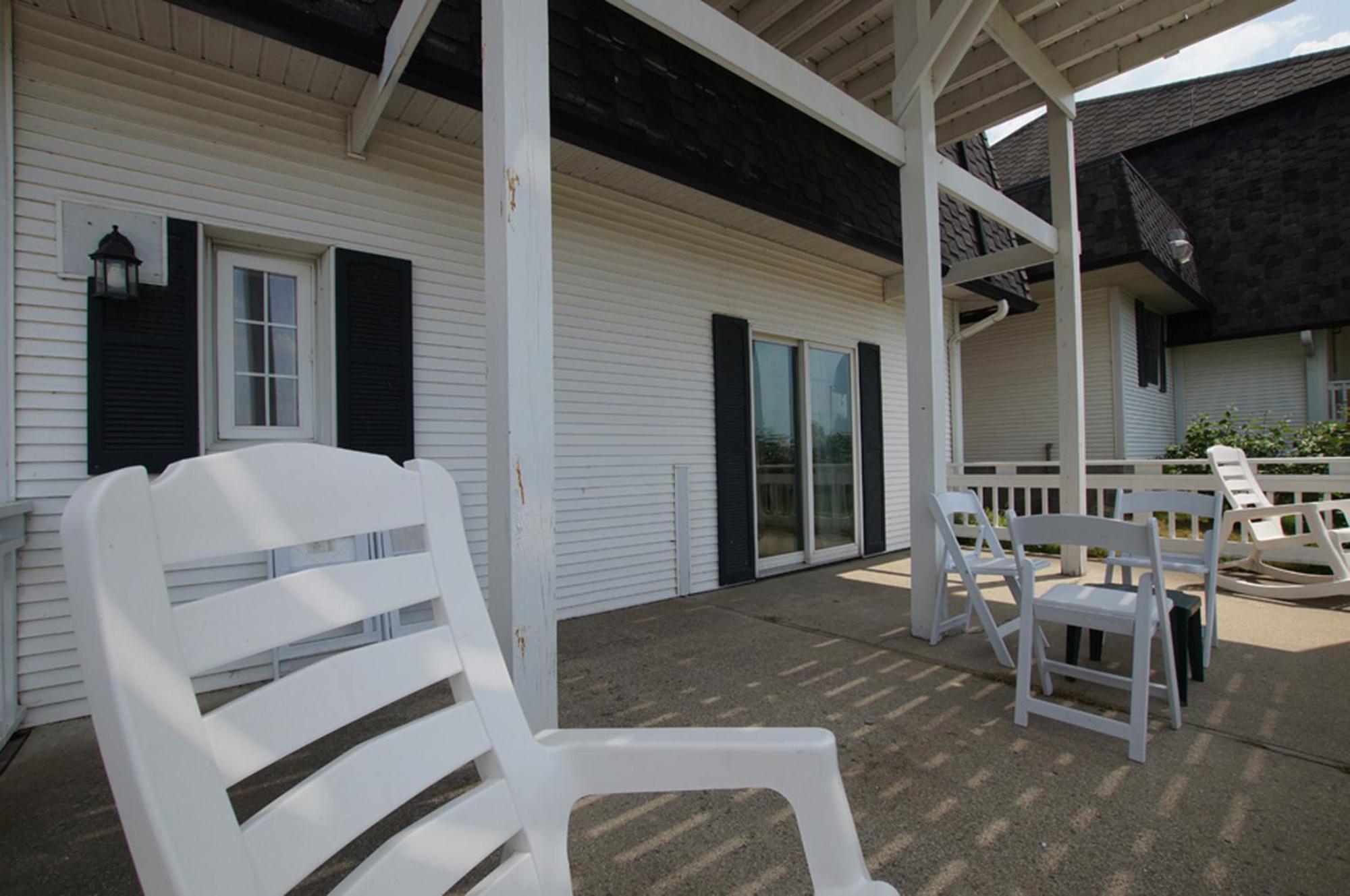 Snyders Shoreline Inn Ludington Ngoại thất bức ảnh