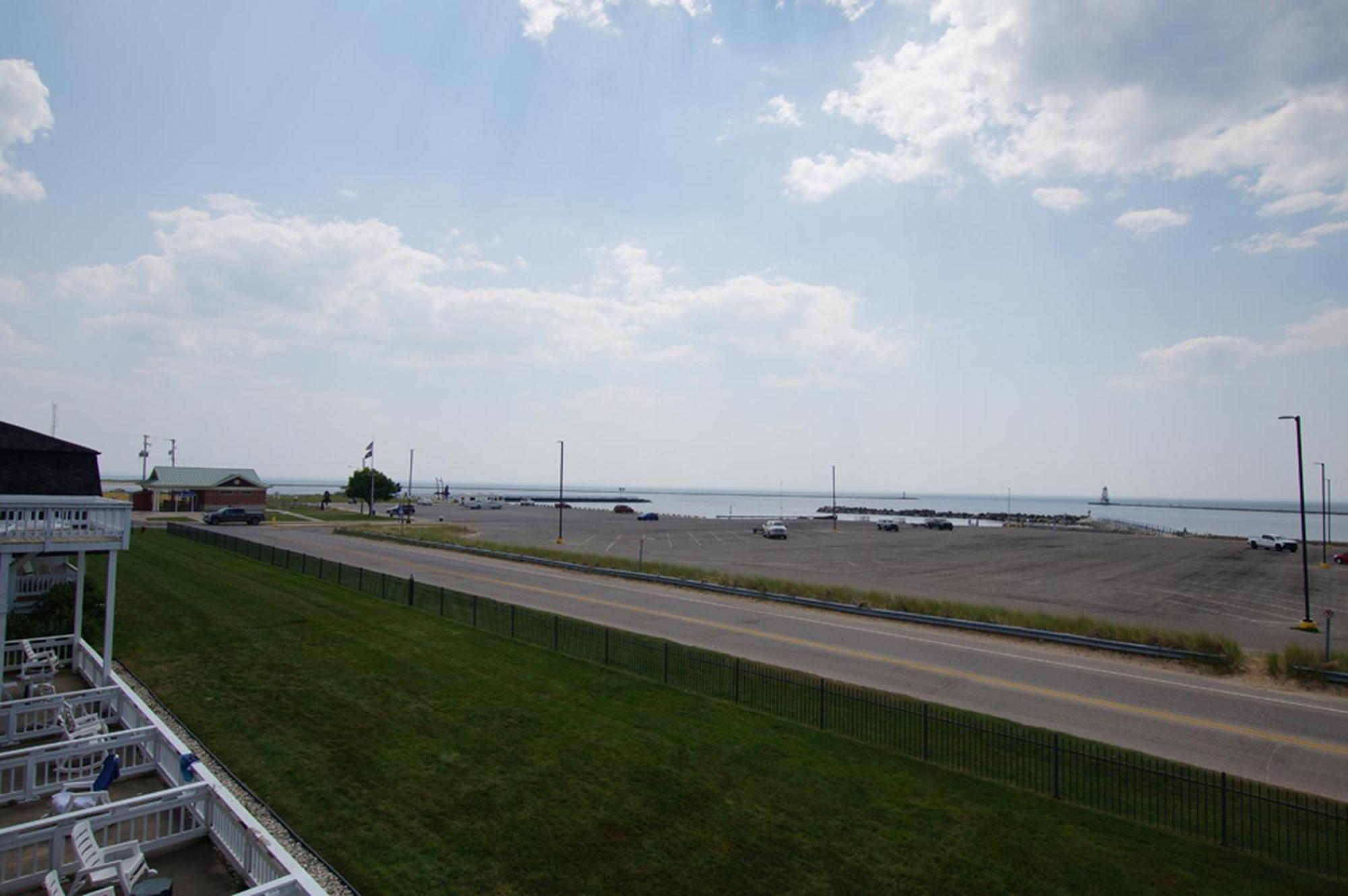 Snyders Shoreline Inn Ludington Ngoại thất bức ảnh