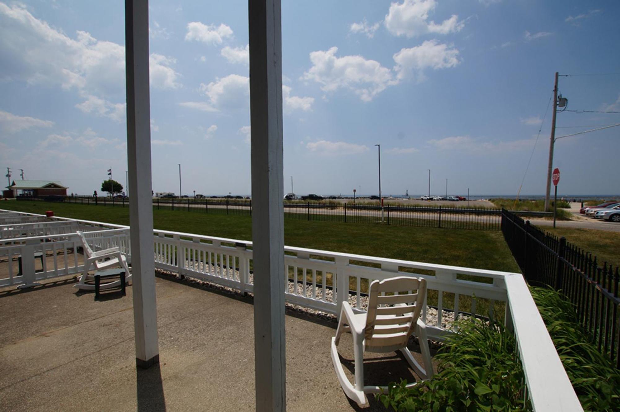 Snyders Shoreline Inn Ludington Ngoại thất bức ảnh