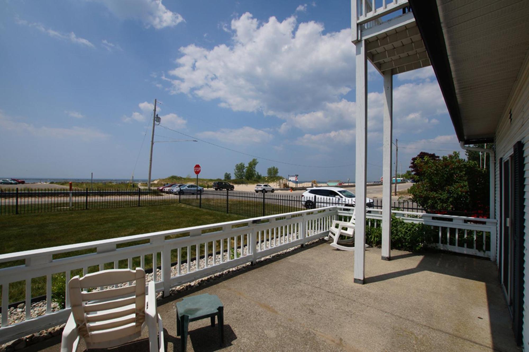 Snyders Shoreline Inn Ludington Ngoại thất bức ảnh