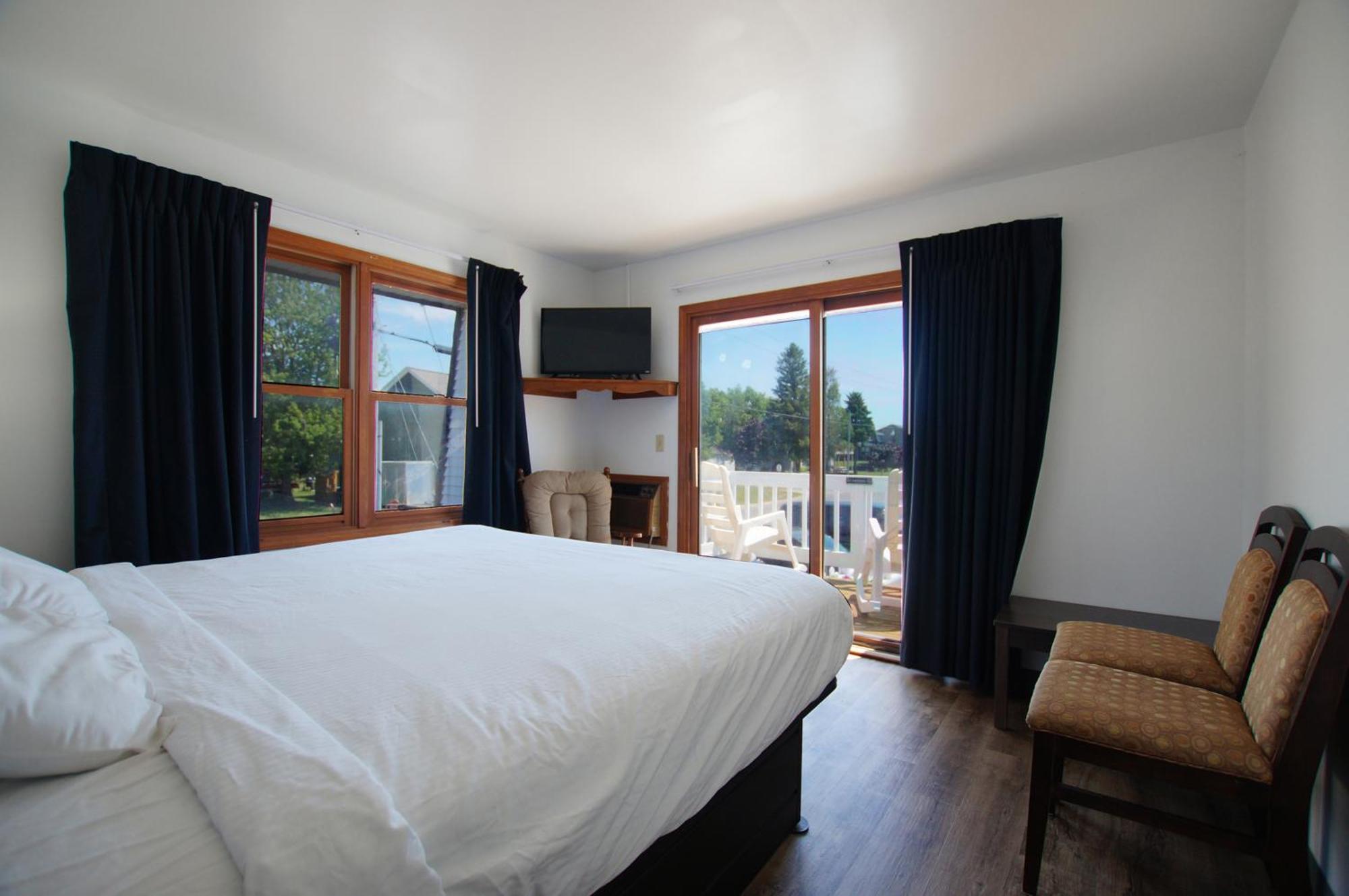 Snyders Shoreline Inn Ludington Ngoại thất bức ảnh