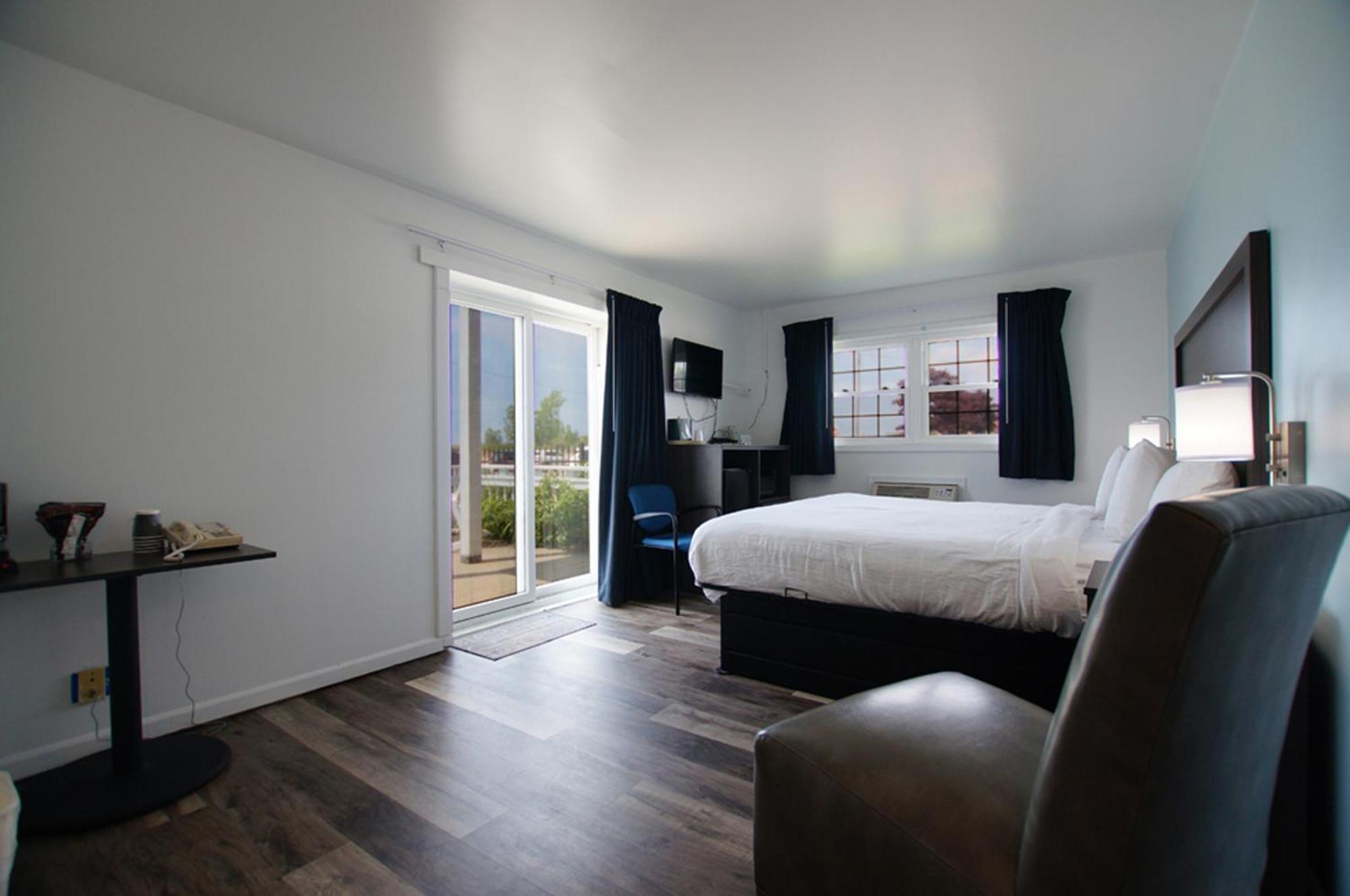 Snyders Shoreline Inn Ludington Ngoại thất bức ảnh