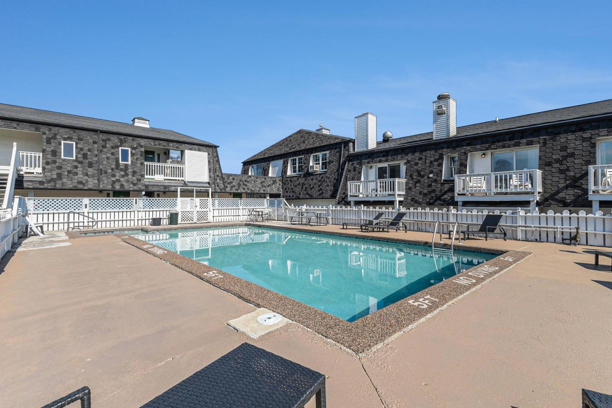 Snyders Shoreline Inn Ludington Ngoại thất bức ảnh