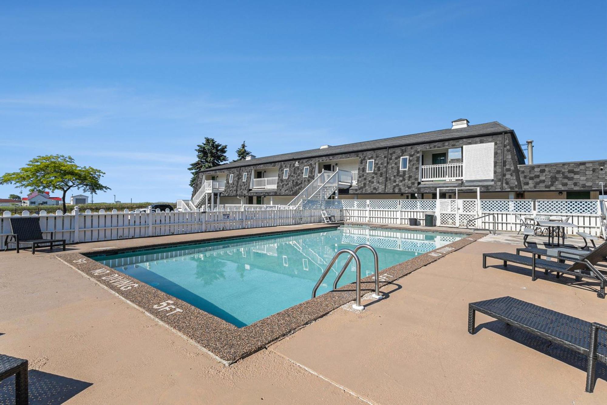 Snyders Shoreline Inn Ludington Ngoại thất bức ảnh