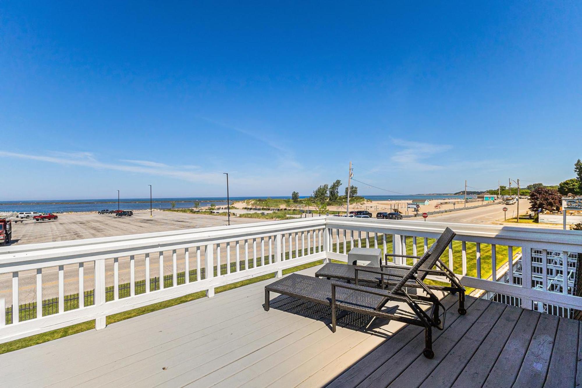 Snyders Shoreline Inn Ludington Ngoại thất bức ảnh