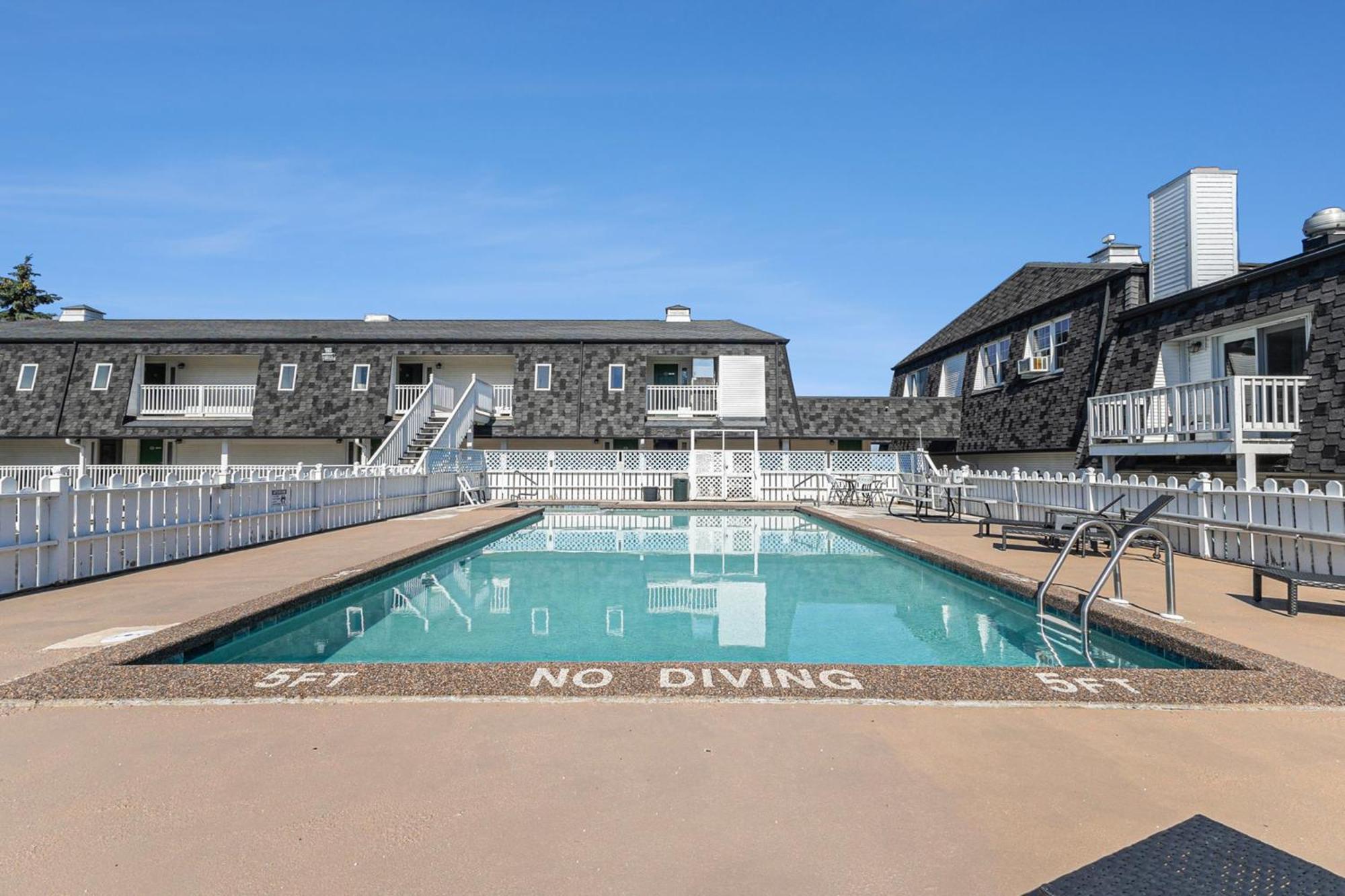Snyders Shoreline Inn Ludington Ngoại thất bức ảnh