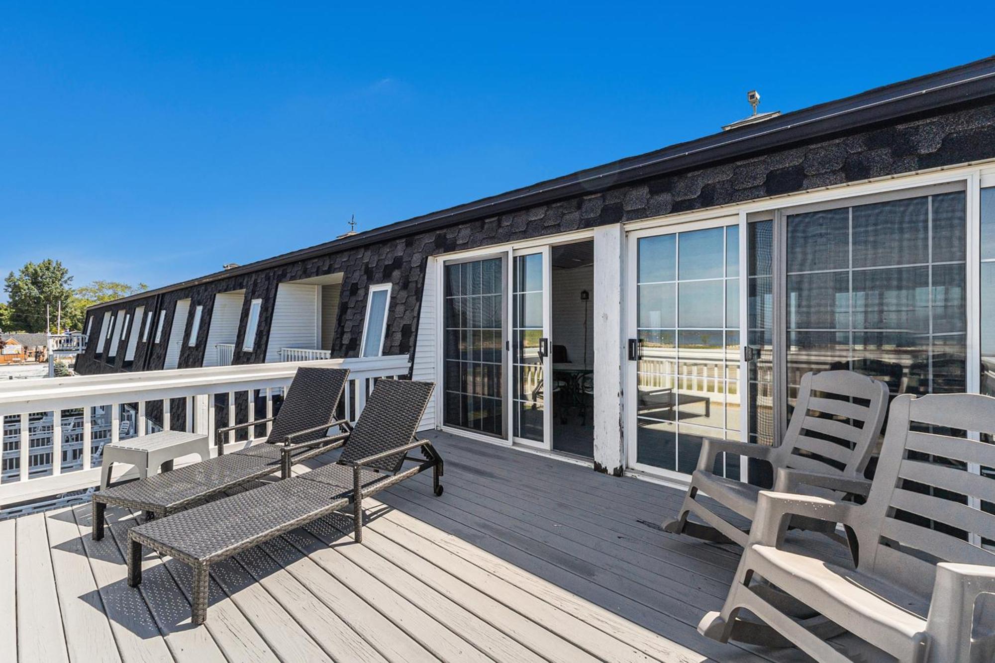 Snyders Shoreline Inn Ludington Ngoại thất bức ảnh