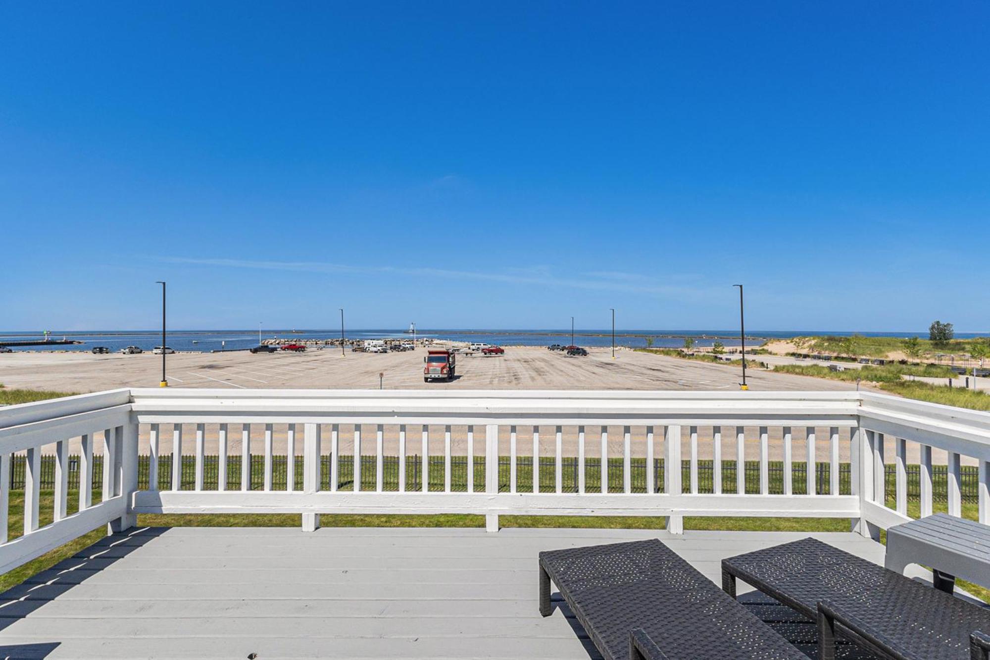 Snyders Shoreline Inn Ludington Ngoại thất bức ảnh