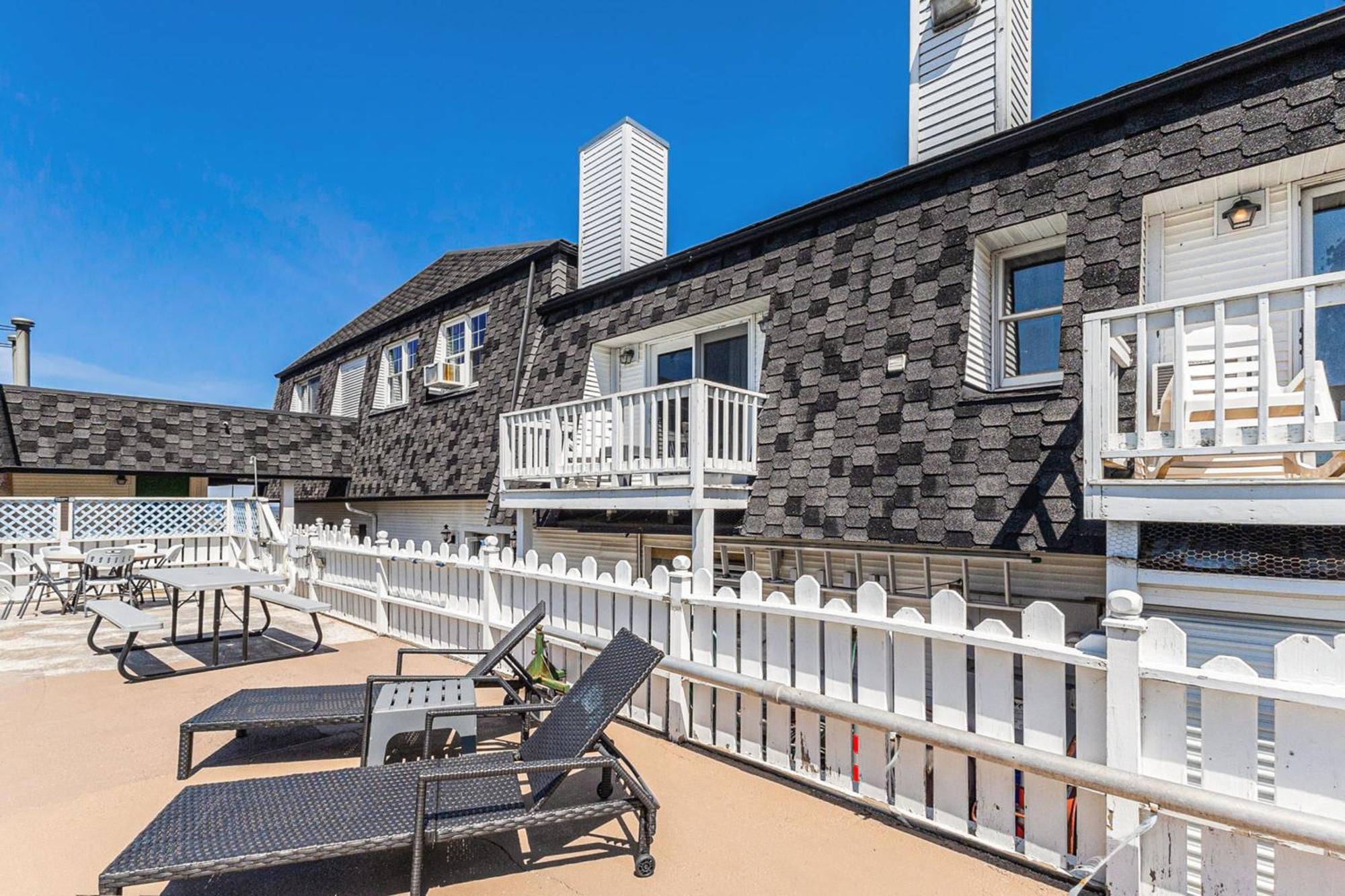 Snyders Shoreline Inn Ludington Ngoại thất bức ảnh