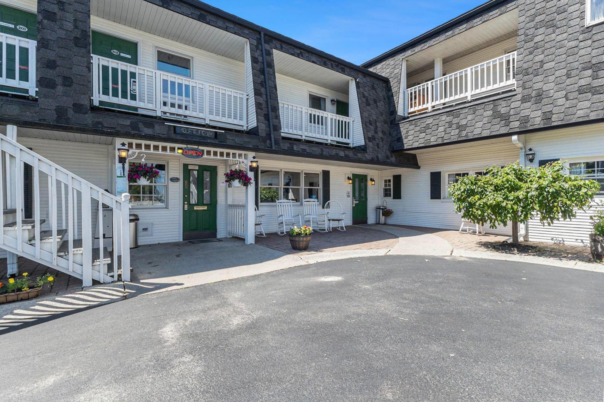 Snyders Shoreline Inn Ludington Ngoại thất bức ảnh