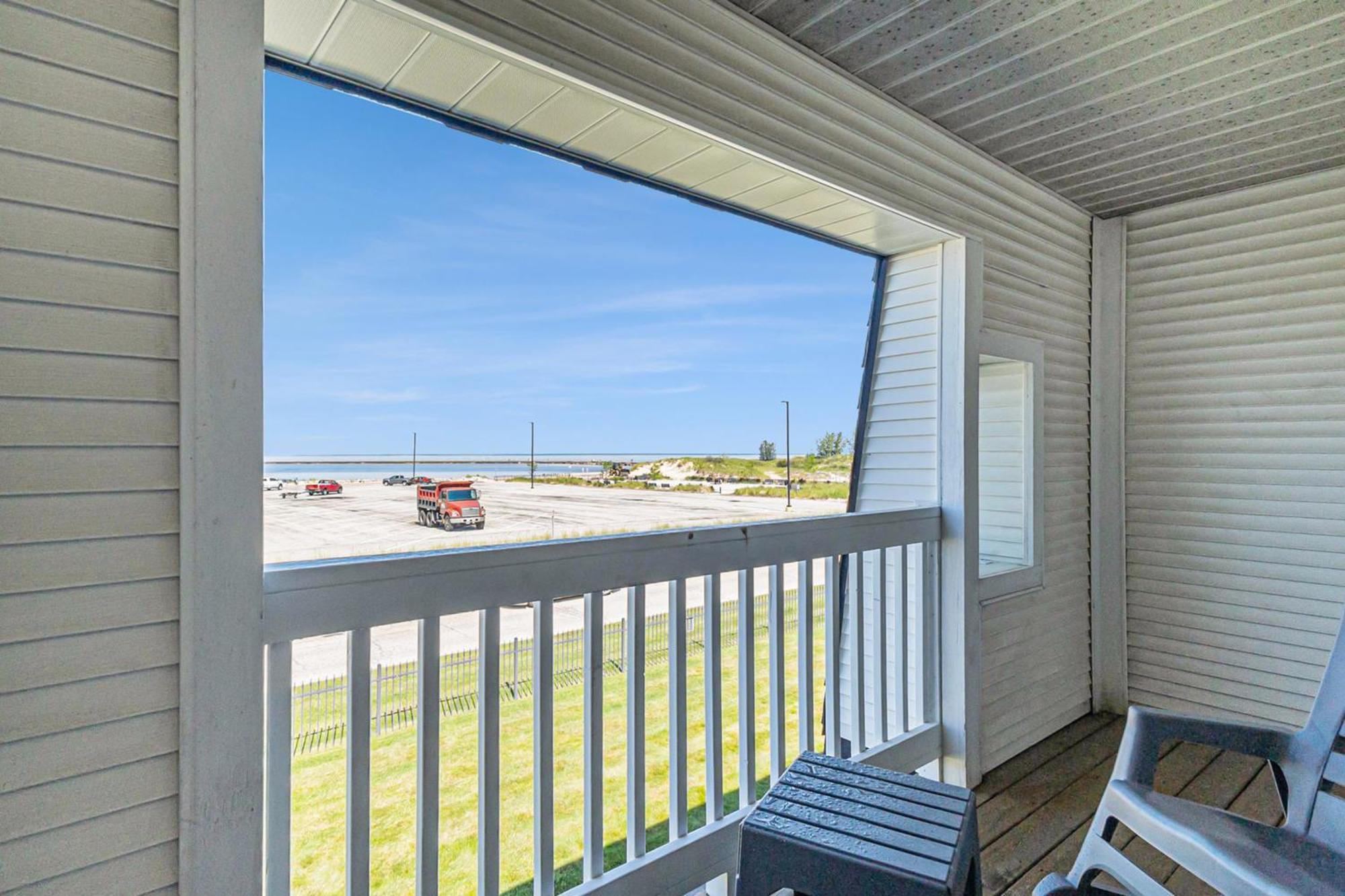 Snyders Shoreline Inn Ludington Ngoại thất bức ảnh