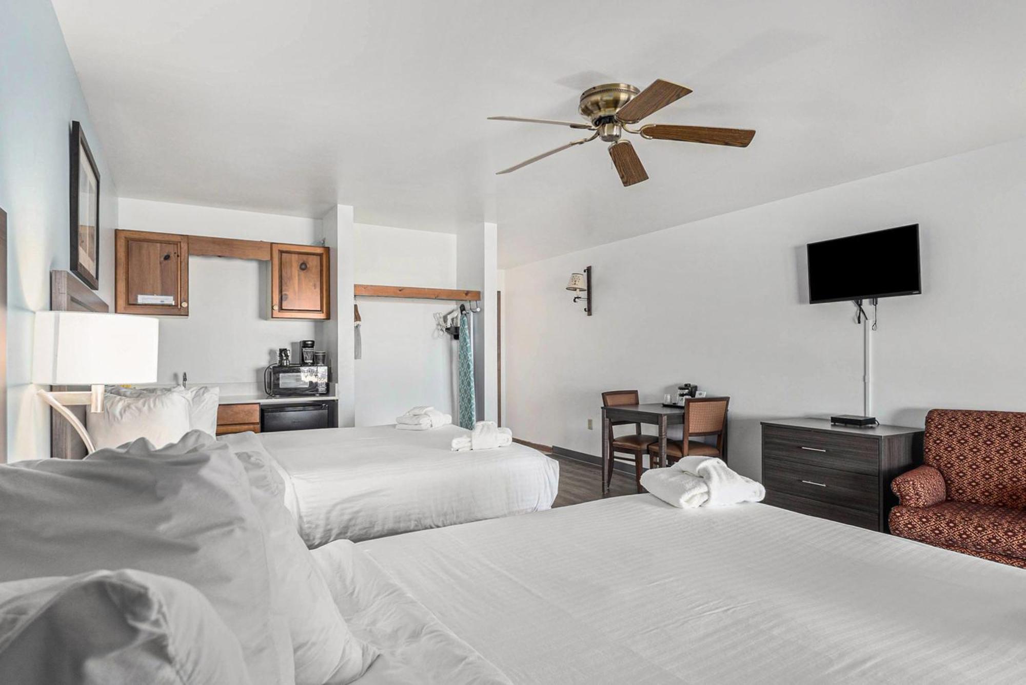 Snyders Shoreline Inn Ludington Ngoại thất bức ảnh