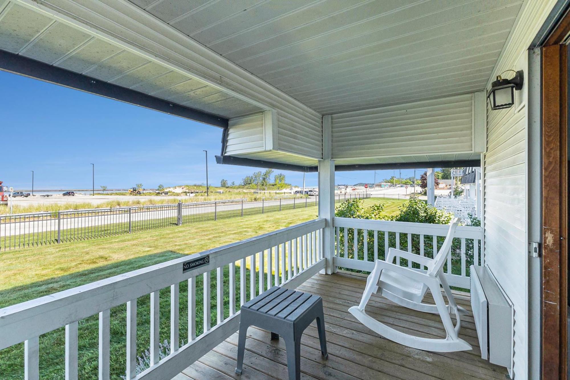 Snyders Shoreline Inn Ludington Ngoại thất bức ảnh